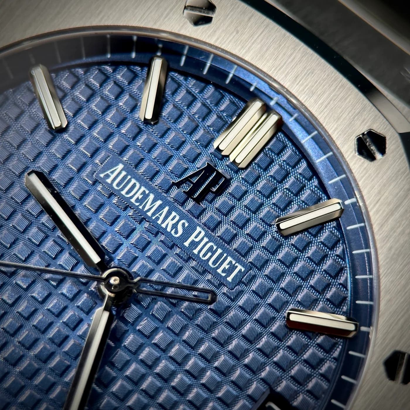 Audemars Piguet Royal Oak 41mm 15500ST Blue Dial — view 5 of 12