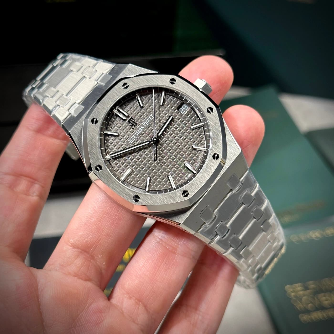 Audemars Piguet Royal Oak 41mm 15500ST Grey Dial — view 2 of 12