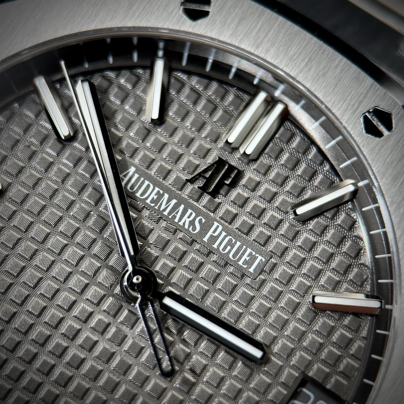 Audemars Piguet Royal Oak 41mm 15500ST Grey Dial — view 5 of 12