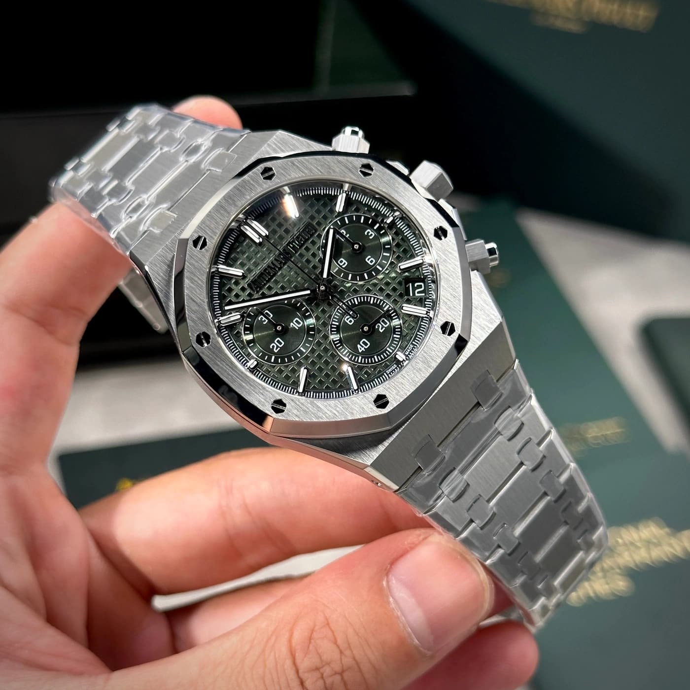 Audemars Piguet Royal Oak 41mm Khaki Green 26240ST.OO.1320ST.08 — view 2 of 15
