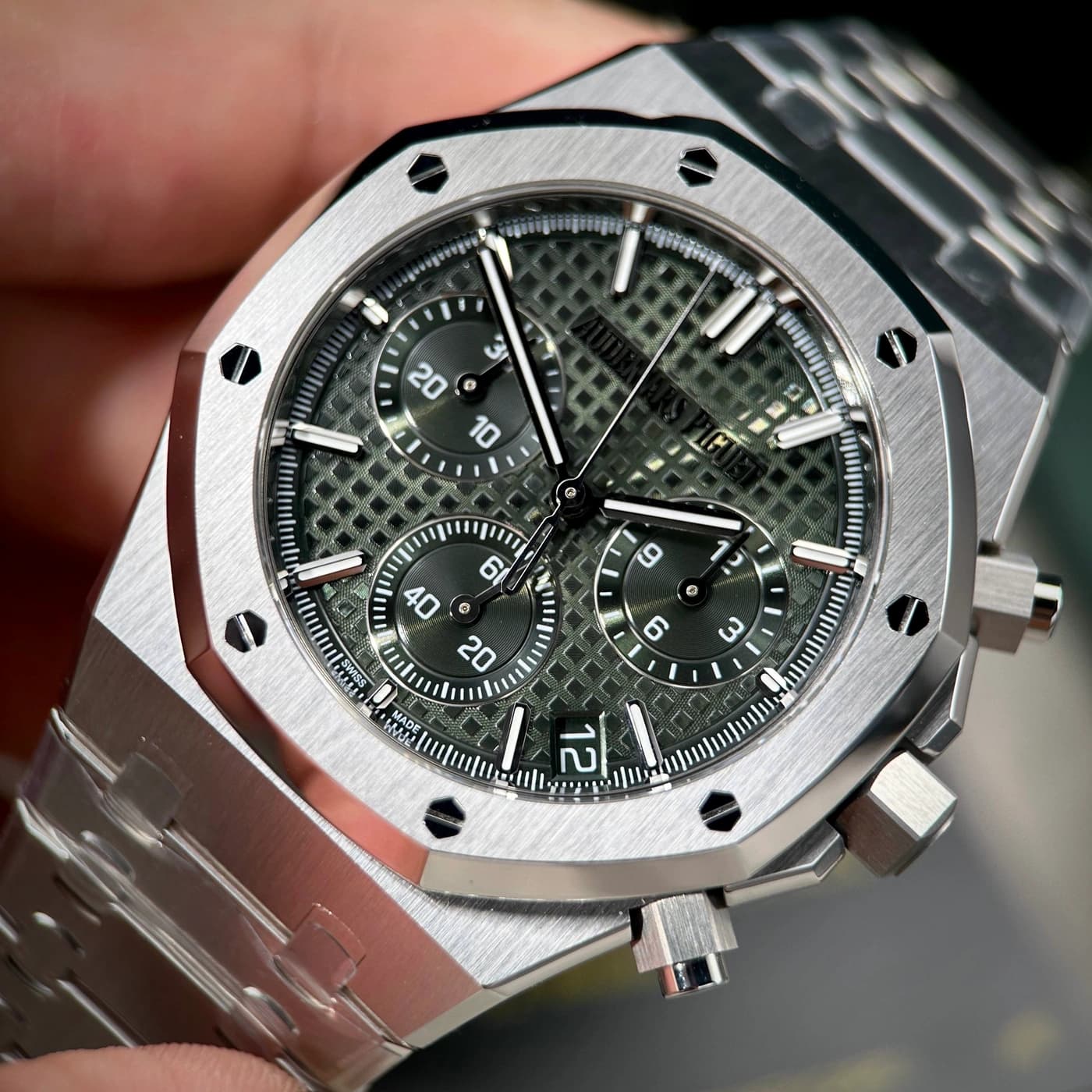Audemars Piguet Royal Oak 41mm Khaki Green 26240ST.OO.1320ST.08 — view 3 of 15