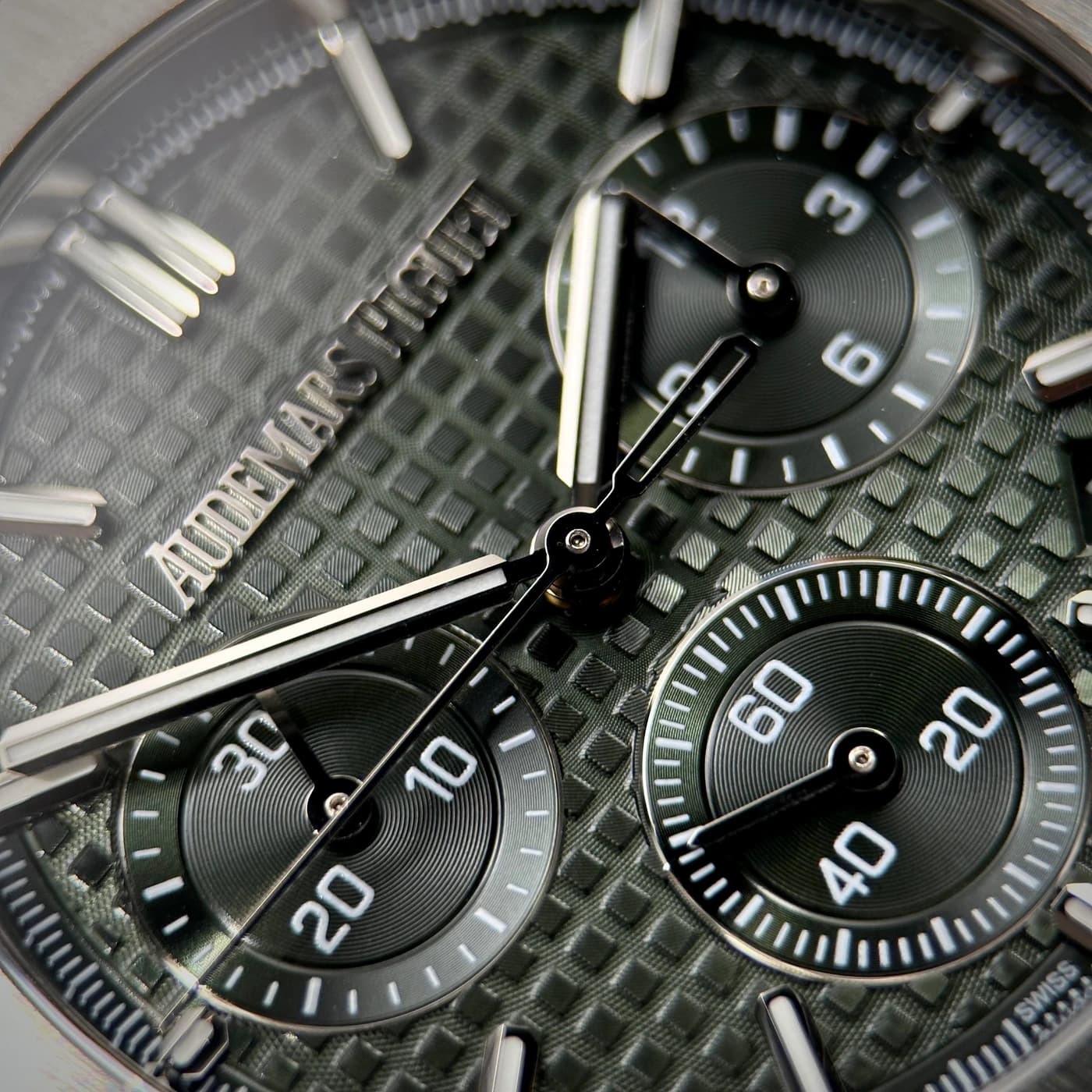 Audemars Piguet Royal Oak 41mm Khaki Green 26240ST.OO.1320ST.08 — view 4 of 15