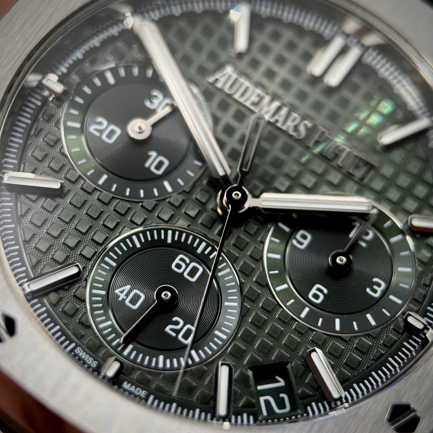 Audemars Piguet Royal Oak 41mm Khaki Green 26240ST.OO.1320ST.08 — view 5 of 15