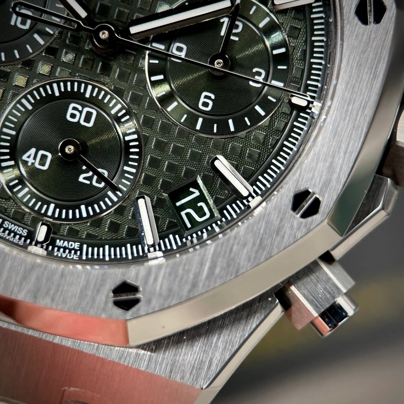 Audemars Piguet Royal Oak 41mm Khaki Green 26240ST.OO.1320ST.08 — view 6 of 15