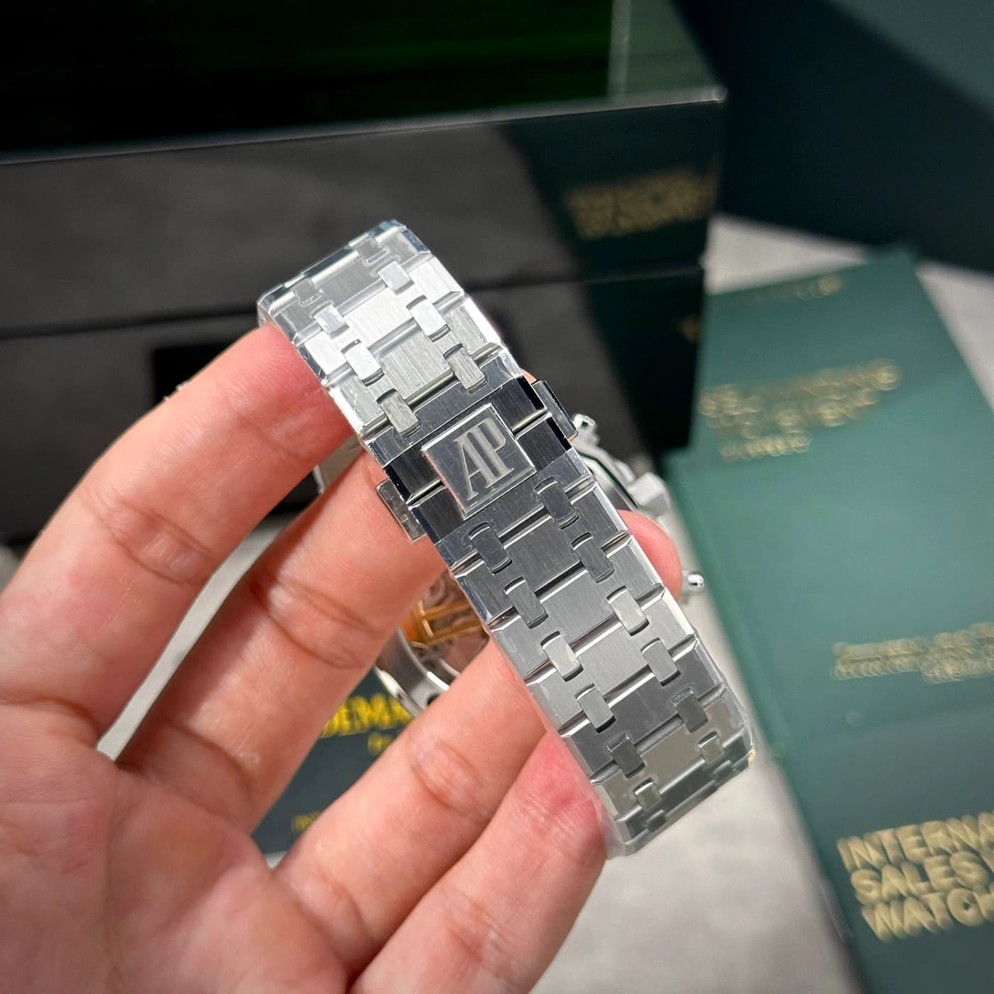 Audemars Piguet Royal Oak 41mm Khaki Green 26240ST.OO.1320ST.08 — view 8 of 15