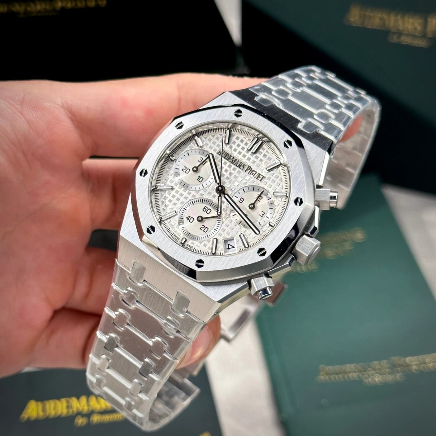 Audemars Piguet Royal Oak 41mm White Dial 26240ST.OO.1320ST.07 — view 2 of 15