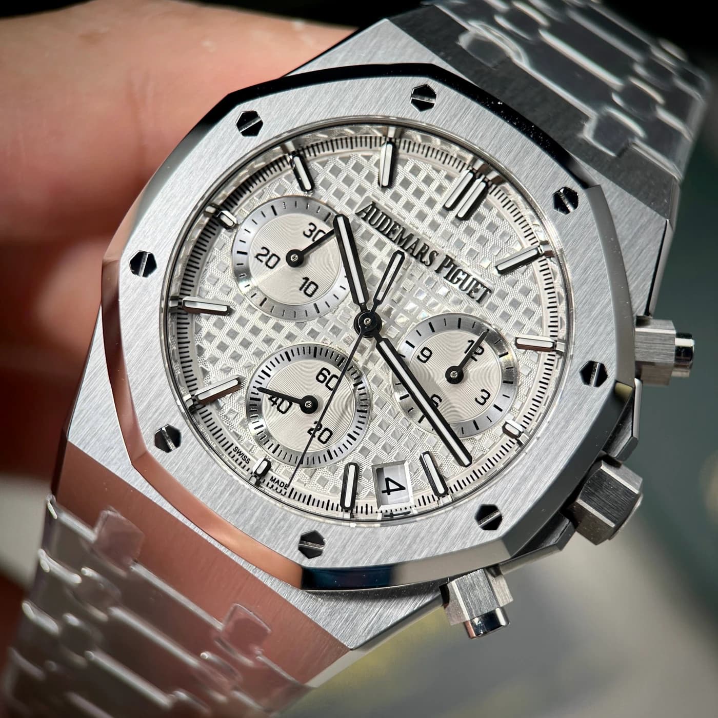 Audemars Piguet Royal Oak 41mm White Dial 26240ST.OO.1320ST.07 — view 3 of 15