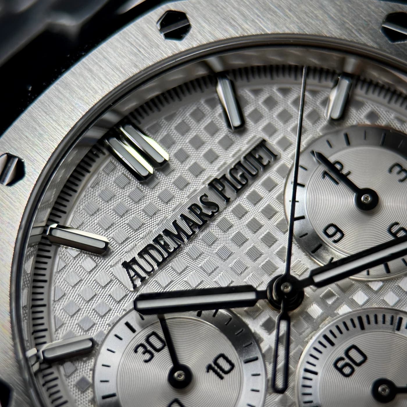 Audemars Piguet Royal Oak 41mm White Dial 26240ST.OO.1320ST.07 — view 6 of 15